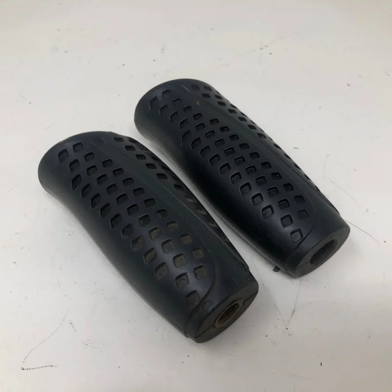 720-04140B Cub Cadet Handle Grips (2)